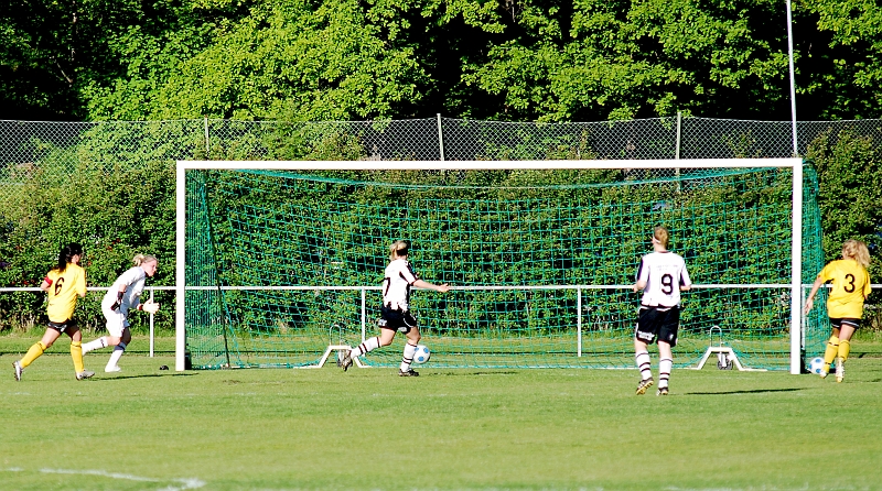 2010_0601_02.JPG - Surahammar vaskar fram matchens första farlighet