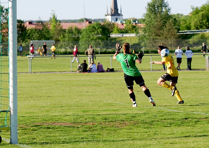 2010_0601_05.JPG - Betty Blixt är framme och nickar på ett inlägg men bollen går strax utanför stolpen