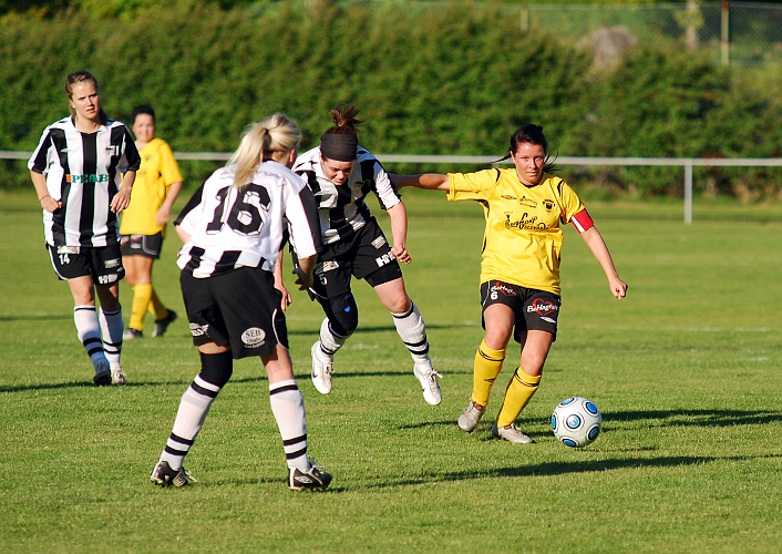 2010_0601_09.JPG - Jenny Ammesmäki lägger en djupledsboll till sina forwards