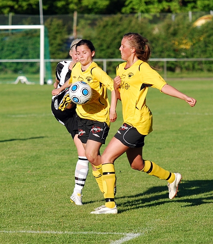 2010_0601_10.JPG - Betty Blixt och Sofia Larsson i samarbete för att komma förbi Suraförsvararen