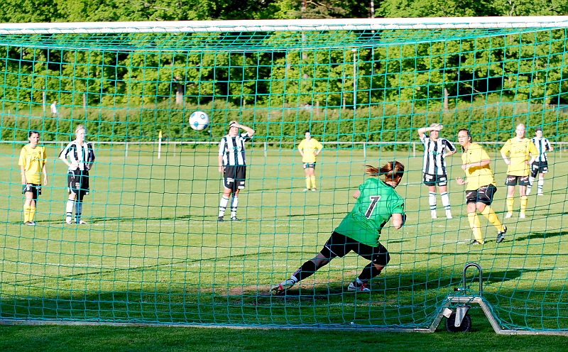 2010_0601_12.JPG - Straff för Södra, Elin Segerstedt lurar målvakten åt fel håll men dessvärre går bollen över målet