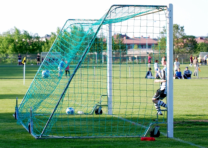 2010_0601_14.JPG - . . . . rasslar det till i nätet, 1-0 till Södra