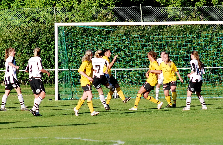 2010_0601_18.JPG - Surahammar är uppe i ett anfall men Södraförsvaret får undan bollen