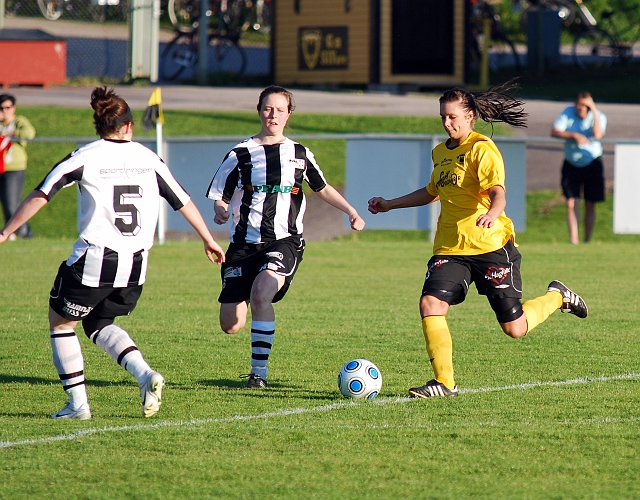 2010_0601_21.JPG - Elin Segerstedt söker skottläge