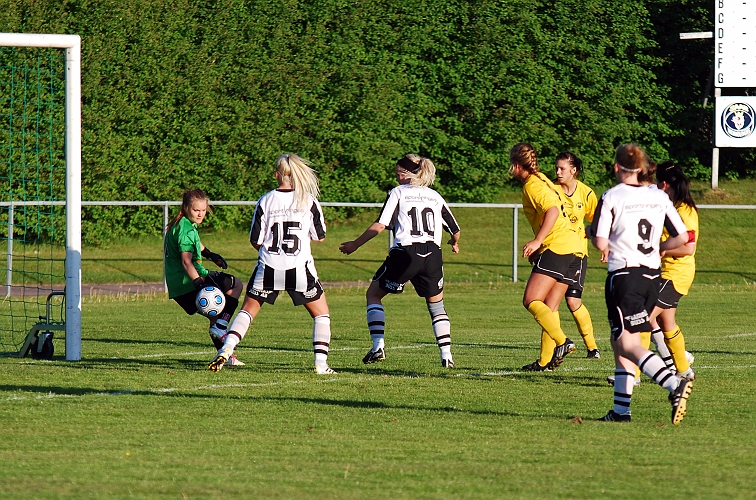 2010_0601_23.JPG - Ida Sörén skjuter ett bra skott . . . .