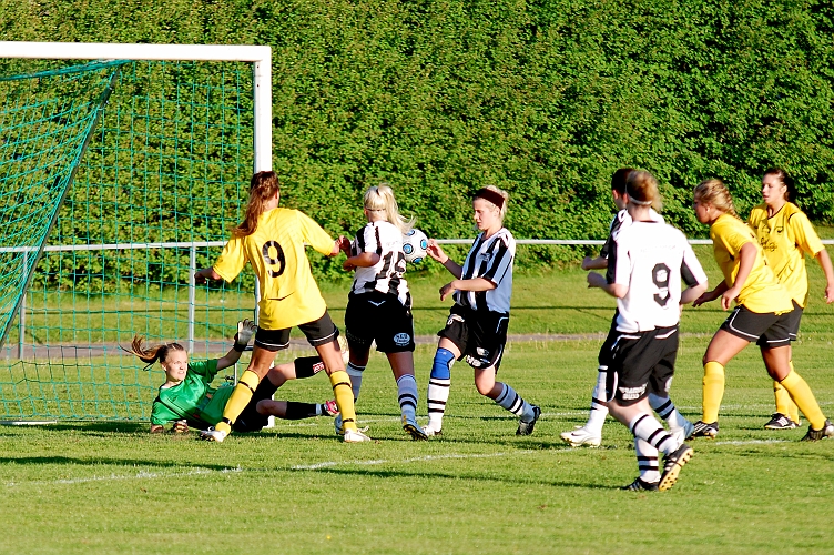 2010_0601_24.JPG - . . . . men Surahammars målvakt gör en bra räddning och försvaret får undan bollen till hörna