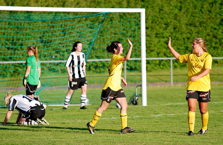 2010_0601_27.JPG - Glada Södraspelare efter 4-0 målet
