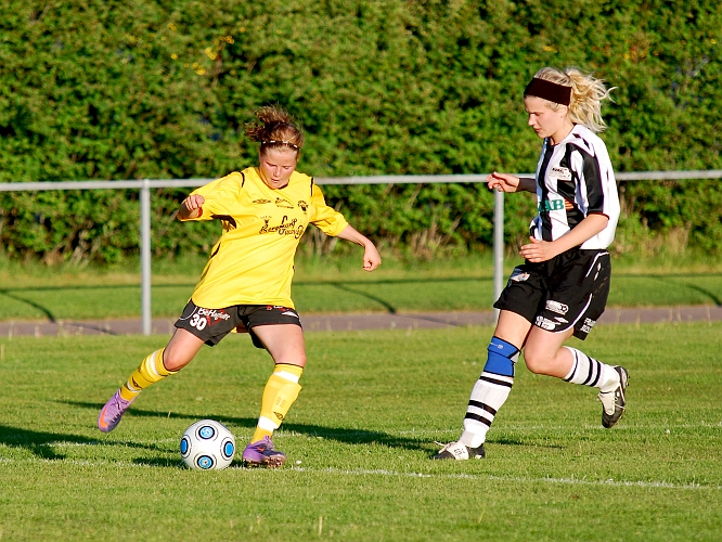 2010_0601_30.JPG - Ida Asp söker ett inspel mot målområdet