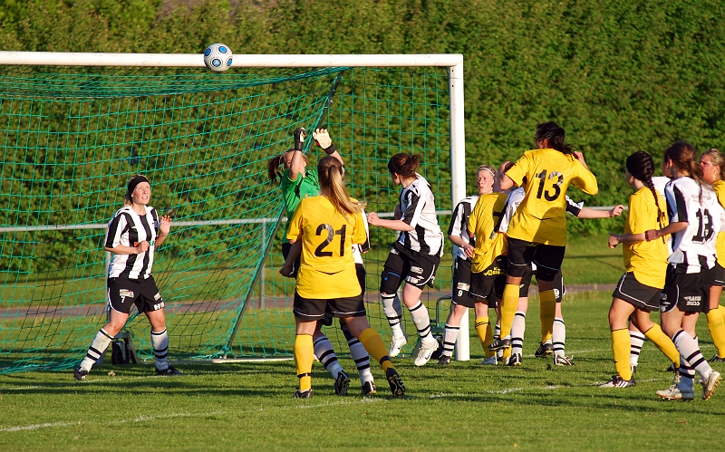2010_0601_31.JPG - Elin Segerstedt nickar bollen i ribban efter en hörna från vänster . . . .