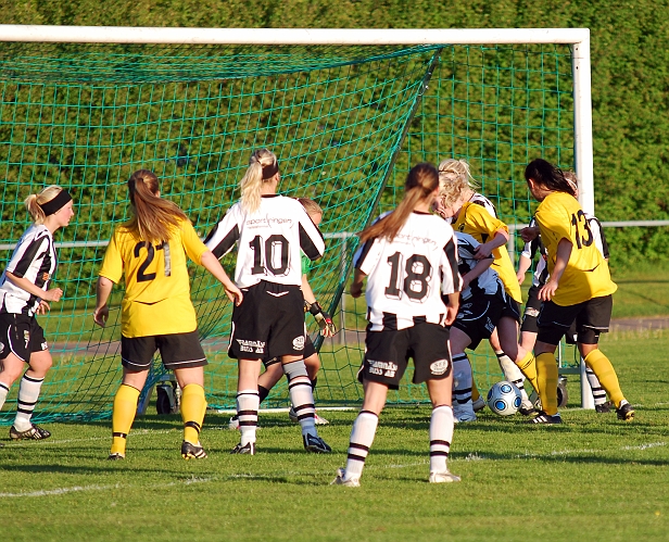 2010_0601_32.JPG - . . . . hon får dock tillbaka bollen . . . .
