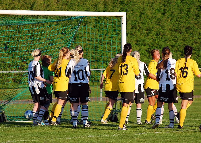 2010_0601_38.JPG - . . . . hon gör sitt 3:e mål för kvällen, 7-0 till Södra
