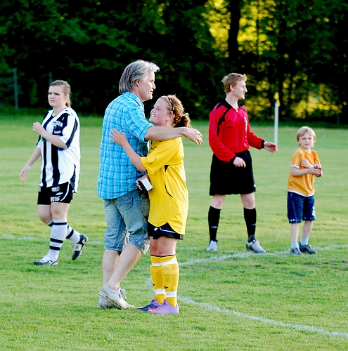 2010_0601_41.JPG - Ida Asp får priset som Södras bäste spelare, skänkt av Bergmans Guld