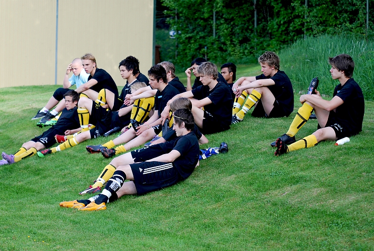 2010_0603_01.JPG - Samling och genomgång innan match