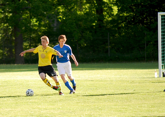 2010_0603_06.JPG - "Basse" Karlsson tar emot ett inspel och försöker vända upp mot målet