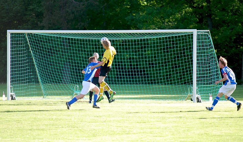2010_0603_09.JPG - Jesper Dahlström nickar bollen mot mål efter ett inlägg