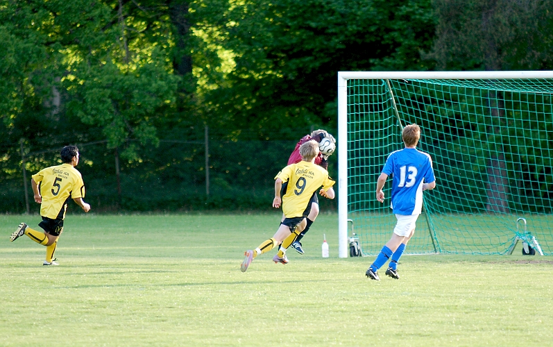 2010_0603_18.JPG - Götlunda's målvakt når precis att greppa bollen efter en nick och Simon Borell är framme för ev. retur