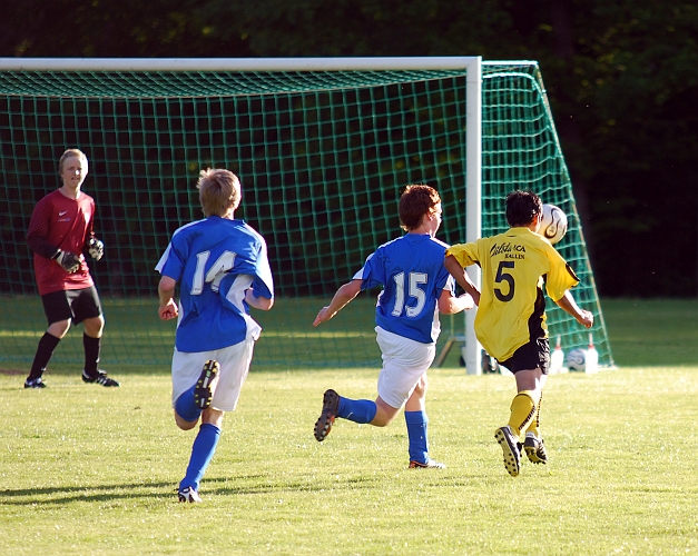 2010_0603_21.JPG - "Tak" försöker att bryta sig igenom Götlundaförsvaret