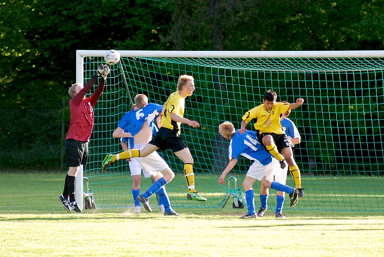 2010_0603_22.JPG - Götlunda's målvakt boxar undan bollen efter en hörna