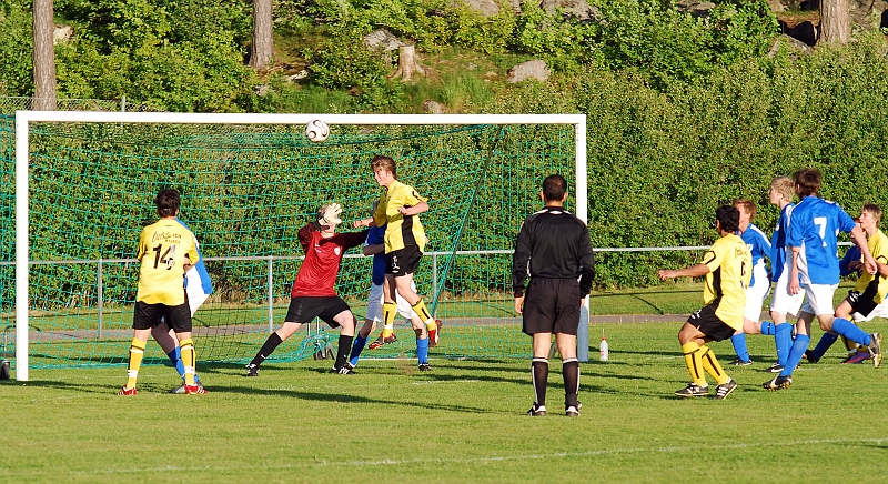 2010_0603_27.JPG - En Södrahörna från vänster där Joel Larsson försöker nå bollen . . . .