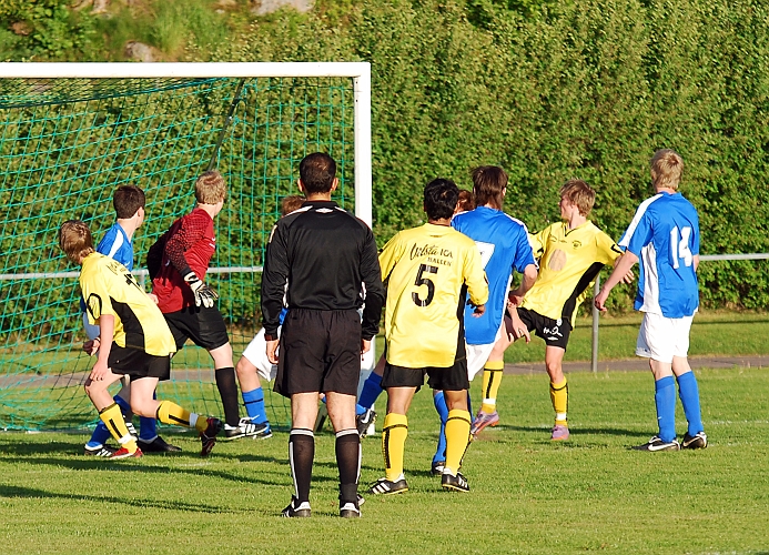 2010_0603_29.JPG - . . . . och bollen går sedan in i mål. Södra har kvitterat till 2-2.