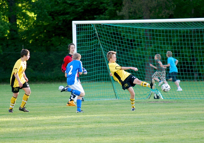 2010_0603_30.JPG - Södsraförsvaret är satt under press men lyckas få undan bollen