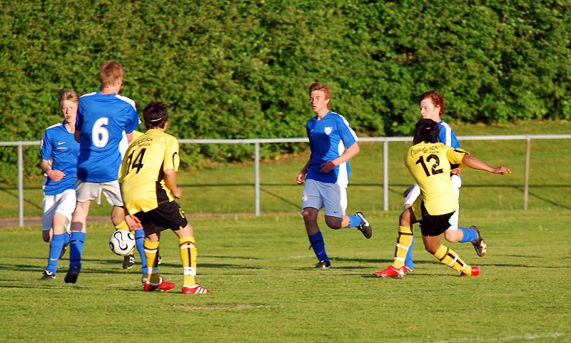 2010_0603_37.JPG - Mack Thachumphu skjuter ett skott mot mål