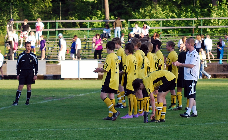 2010_0603_41.JPG - Södraspelarna tackar för matchen