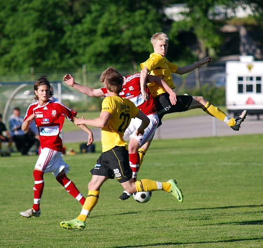 2010_0604_05.JPG - Martin Haglind i närkamp med Hallstaförsvaret
