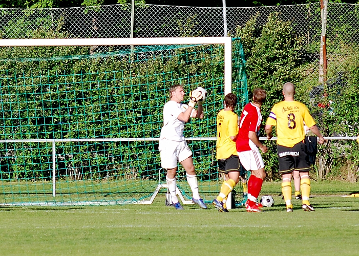 2010_0604_07.JPG - Fredrik Hagström håller bollen i ett fast grepp