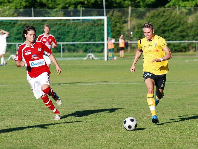 2010_0604_08.JPG - Miralem Malic kommer i fart förbi på utsidan av sin bevakning