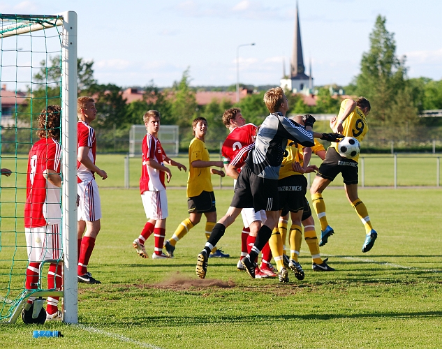 2010_0604_12.JPG - En hörna för Södra där bollen stöts undan av målvakten