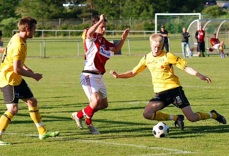 2010_0604_13.JPG - Martin Haglind försöker skjuta i knästående ställning