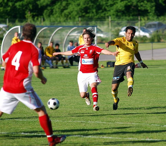 2010_0604_14.JPG - Jonas Hammarlund testar med ett skott utifrån