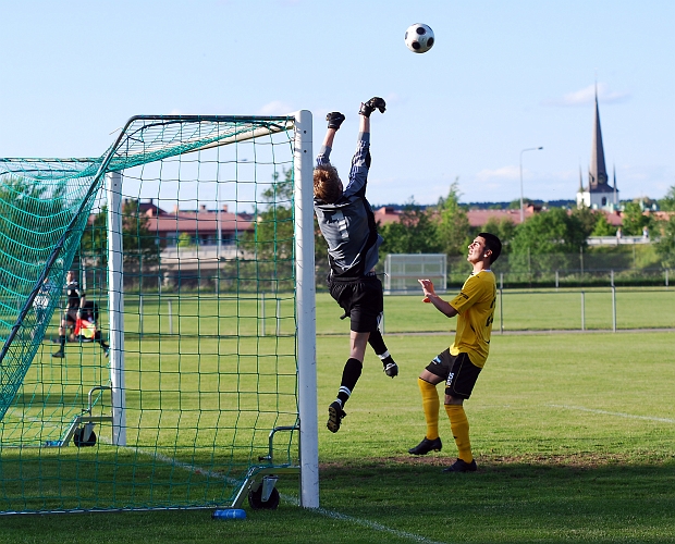 2010_0604_26.JPG - Målvakten hoppar upp och täcker målet men bollen går över målet