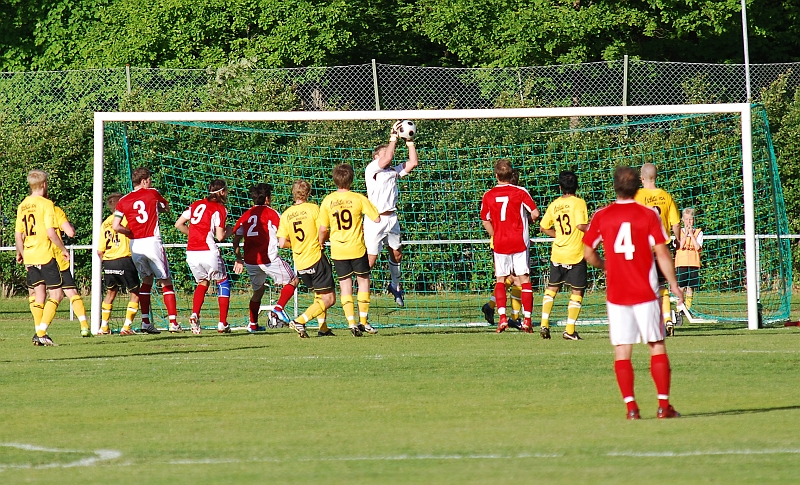 2010_0604_28.JPG - Fredrik Hagström plockar in bollen med ett fast grepp
