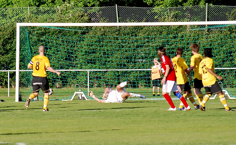 2010_0604_30.JPG - Fredrik Hagström gör en fantastisk räddning och tippar bollen till hörna