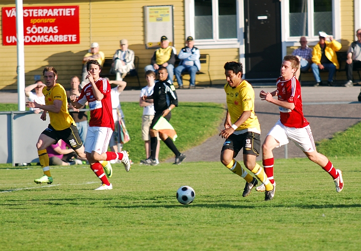 2010_0604_34.JPG - Jonas Hammarlund avancerar framåt med bollen