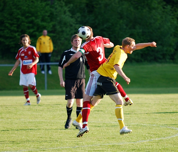 2010_0604_41.JPG - Mikael Wiker i duell om bollen