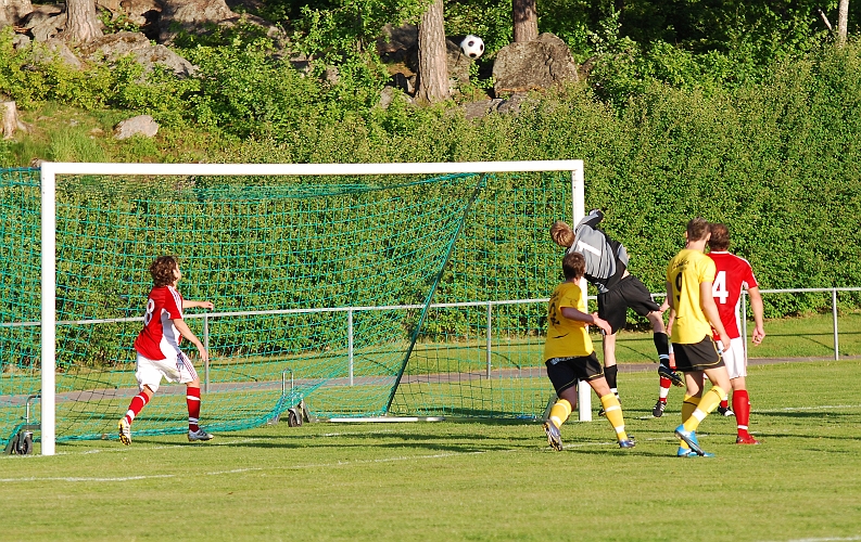 2010_0604_42.JPG - Ett skott utifrån och målvakten får bollen högt över målet