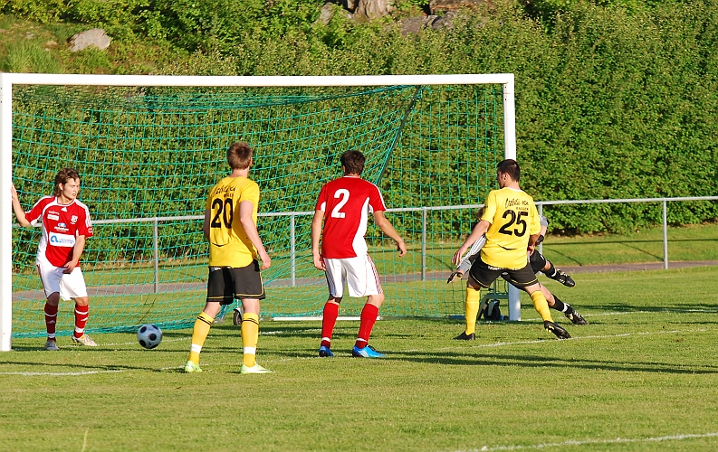 2010_0604_43.JPG - Bollen skär rakt igenom Hallsta's målområde men ingen hinner på bollen