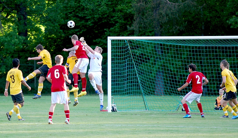 2010_0604_45.JPG - Fd. Södraspelaren Andreas Karlsson i närkamp med Fredrik Hagström