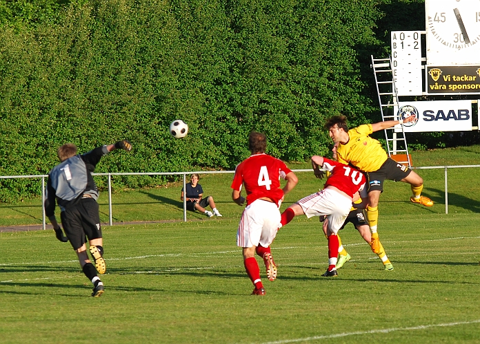 2010_0604_48.JPG - . . . . men på returen nickar Karim Safari in 1-0 till Södra
