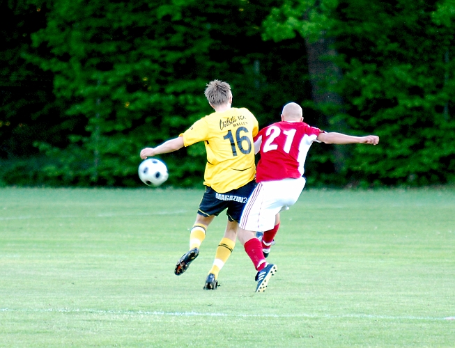 2010_0604_56.JPG - Filip Haglind trycker ut Hallstaspelaren i skottögonblicket