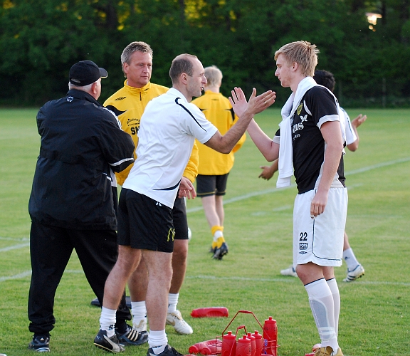 2010_0604_59.JPG - En lättad Södratränare direkt efter slutsignalen