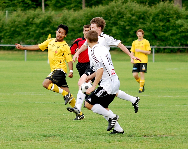 2010_0610_01.JPG - Jonas Hammarlund täcker upp och tvingar BK30 spelaren att spela bollen bakåt