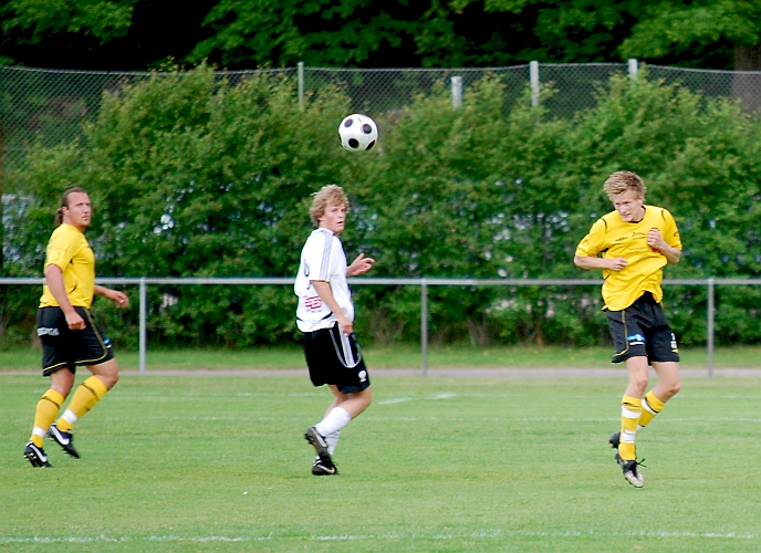 2010_0610_02.JPG - Filip Haglind nickar undan bollen