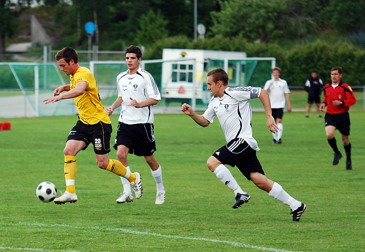 2010_0610_04.JPG - Dennis Jansson i bra läge för ett avslut mot mål