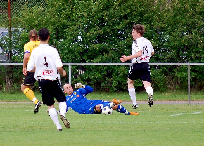 2010_0610_06.JPG - Södra's målvakt Almir Masinovic gör en bra räddning