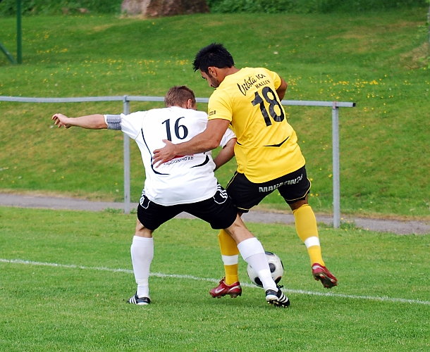 2010_0610_07.JPG - Arton Bekaj försöker att ta sig förbi BK30 försvararen