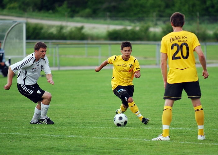 2010_0610_08.JPG - Bewar Mohammad dribblar sig fram genom BK30's försvar